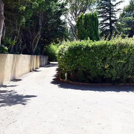 La Maison Des Invites Bed & Breakfast *